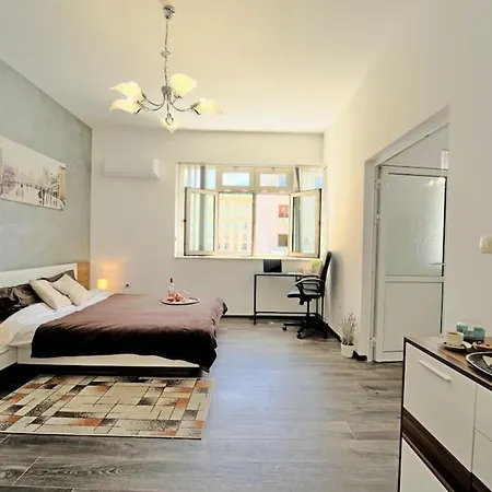 Cozy 2-bedroom Flat In The Very Center Of *