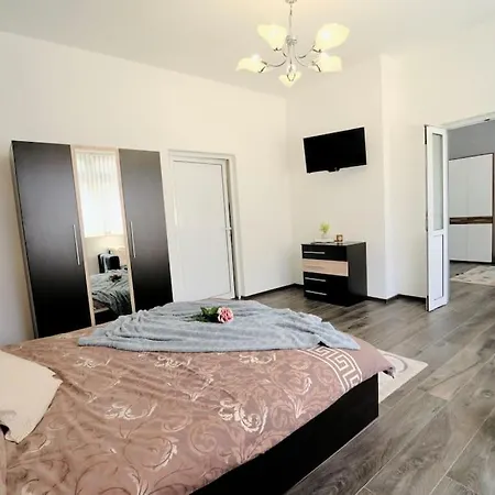 Cozy 2-bedroom Flat In The Very Center Of Daire Sofya