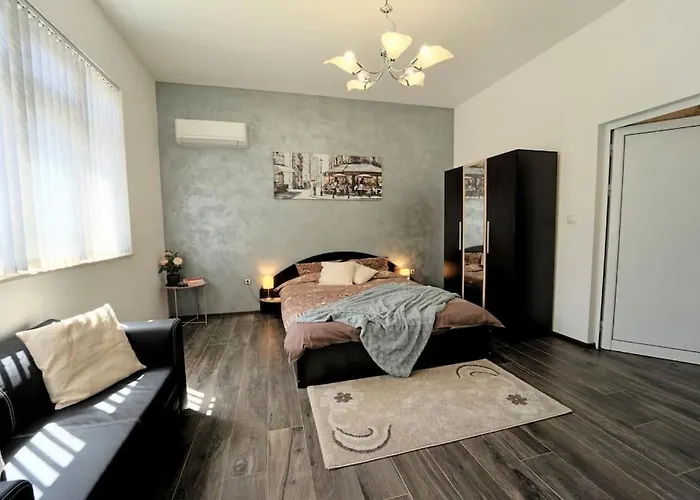 Cozy 2-bedroom Flat In The Very Center Of Apartment *