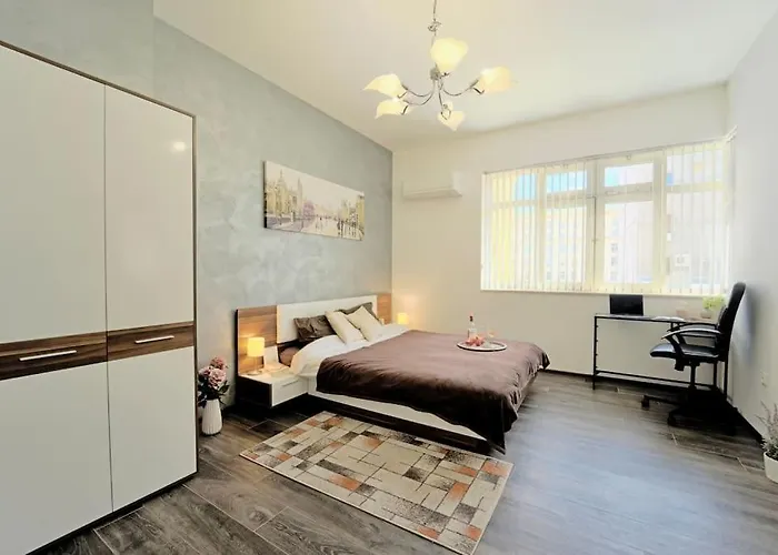 Cozy 2-bedroom Flat In The Very Center Of Appartamento *