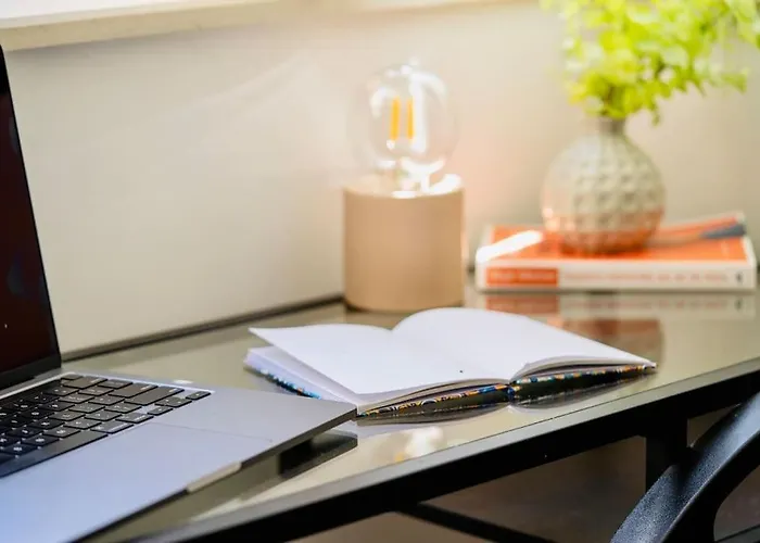 Cozy 2-bedroom Flat In The Very Center Of Appartamento Sofia