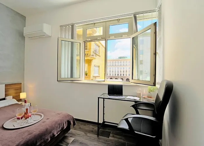 Cozy 2-bedroom Flat In The Very Center Of Appartamento Sofia