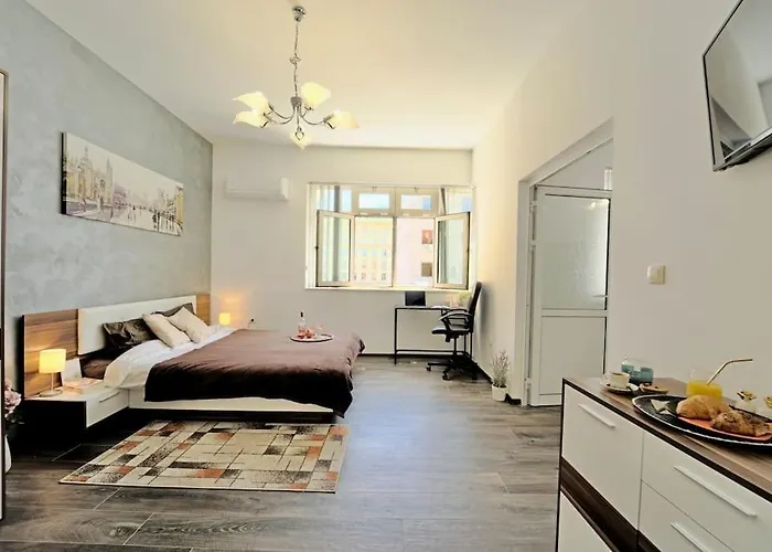 Cozy 2-bedroom Flat In The Very Center Of *