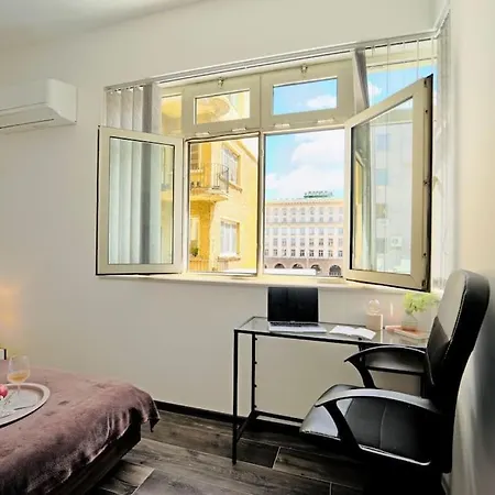 Cozy 2-bedroom Flat In The Very Center Of Апартамент София